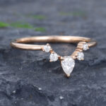 Pattiring Pear Shaped Moissanite Rose Gold Curved Wedding Band