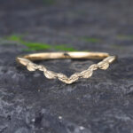 Pattiring Simple Yellow gold Curved Wedding Band