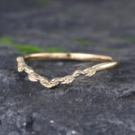 Pattiring Simple Yellow gold Curved Wedding Band