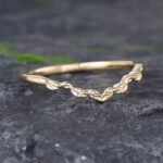 Pattiring Simple Yellow gold Curved Wedding Band