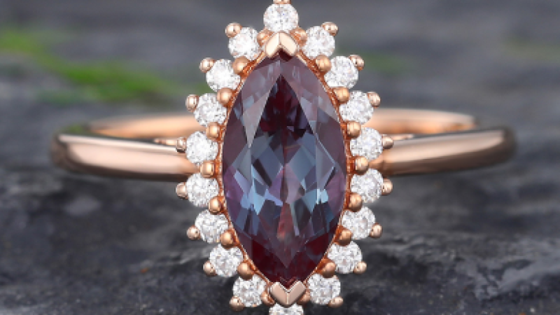 Alexandrite Engagement Rings: A Rare Choice with Changing Colors and Timeless Charm